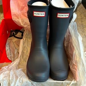 Women’s Hunter Tour Short boot size 9 color Luna/Black. Brand new